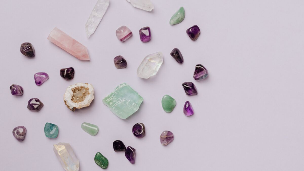 Le petit guide des cristaux : s'initier aux pouvoirs des pierres