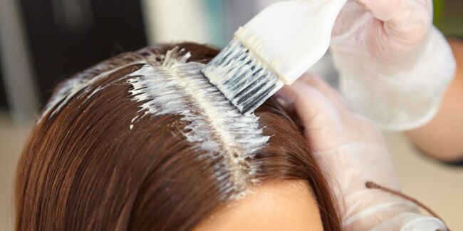 Cheveux blancs : faut-il éviter les colorations des grandes surfaces ?