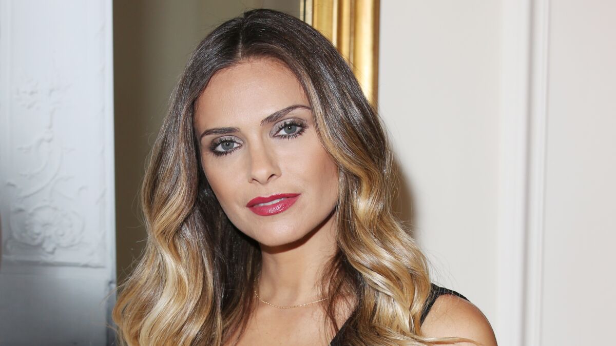 Clara Morgane entièrement nue sous une robe transparente (on voit tout !) :  Femme Actuelle Le MAG