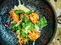 La recette de la salade de crevettes croustillantes et crème épicée de Cyril Lignac