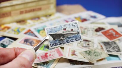 Gauche ou droite : où faut-il coller les timbres sur une enveloppe ? :  Femme Actuelle Le MAG