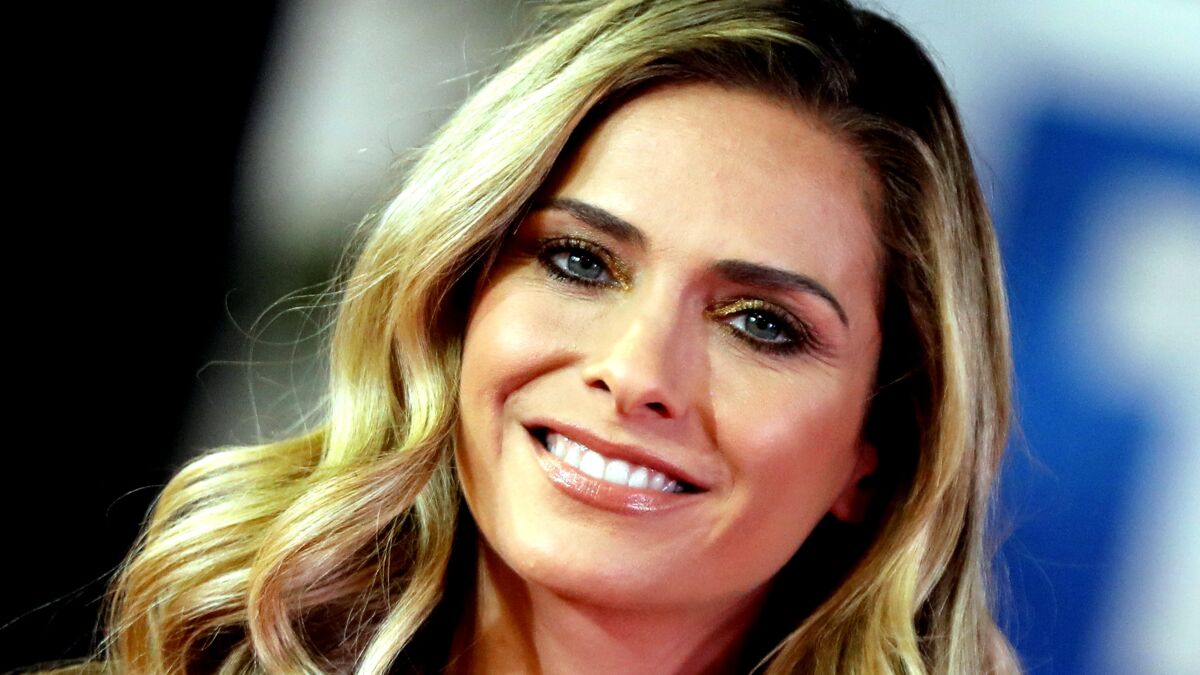 Clara Morgane en porte-jarretelles et pull court à paillettes, elle  enflamme la Toile : Femme Actuelle Le MAG