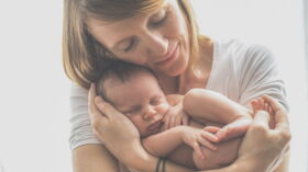 C Est Prouve Caliner Bebe L Aide A Bien Grandir Femme Actuelle Le Mag