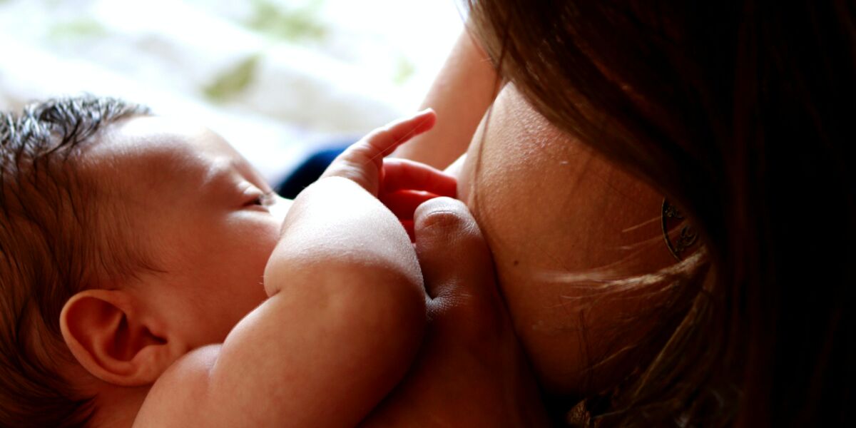Stimuler la lactation avec les tisanes d'allaitement, ça marche vraiment ?  : Femme Actuelle Le MAG