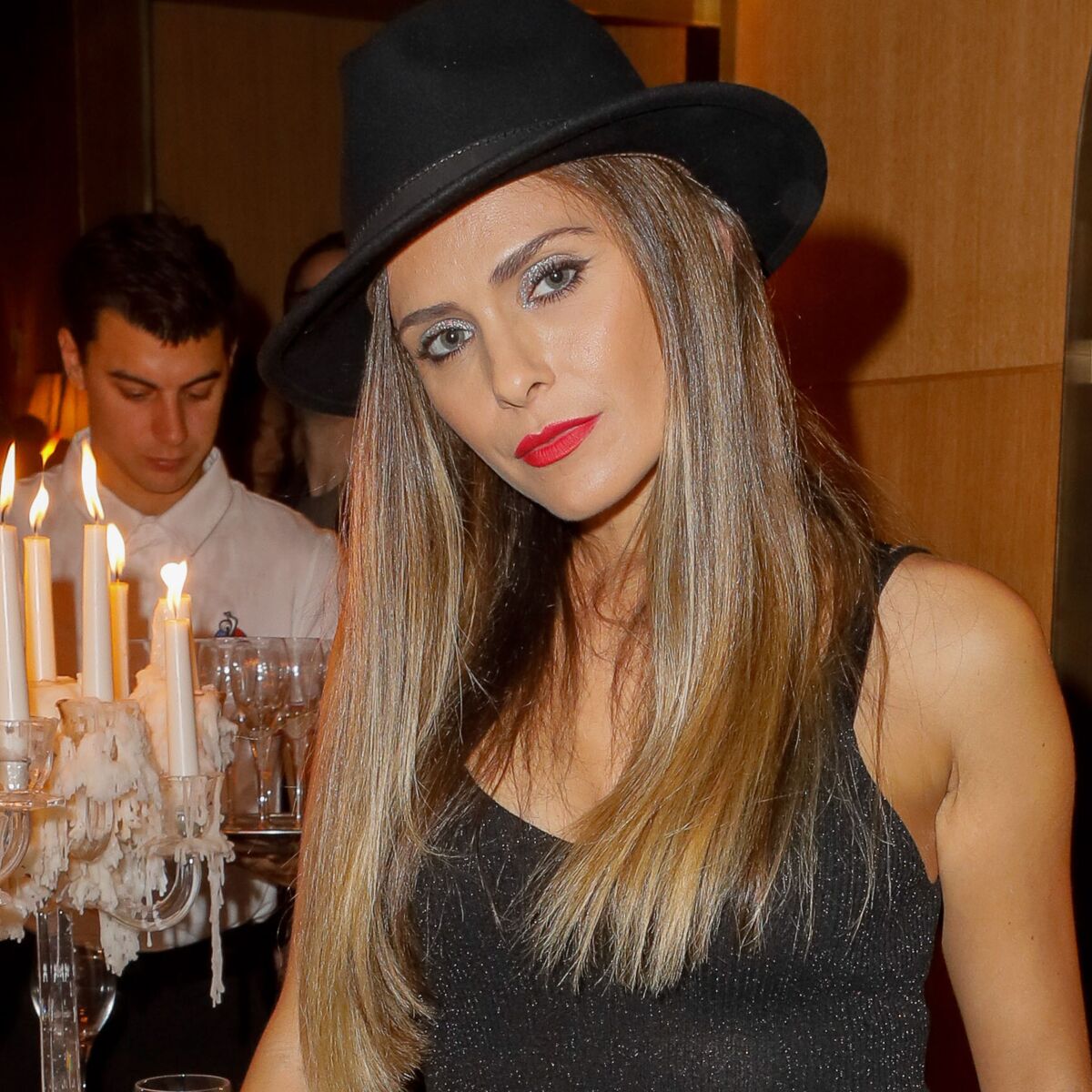 Clara Morgane : petite robe et grosses baskets, ce look qui la change  totalement (Oups !) : Femme Actuelle Le MAG