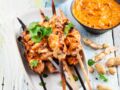 "Tous en cuisine" : la recette des brochettes de poulet sauce satay, chou grillé de Cyril Lignac
