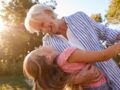 Vacances : faire garder son enfant par les grands-parents cet été, leur rendre visite, est-ce risqué ?