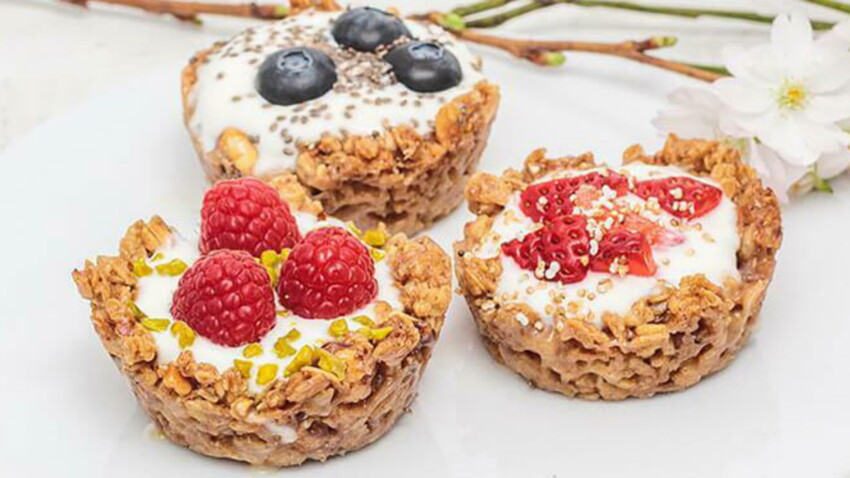 Tartelettes Granola Au Yaourt Grec Et Aux Fruits Rouges Decouvrez Les Recettes De Cuisine De Femme Actuelle Le Mag