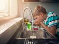 Eau du robinet, eau minérale naturelle ou eau de source, que choisir ?