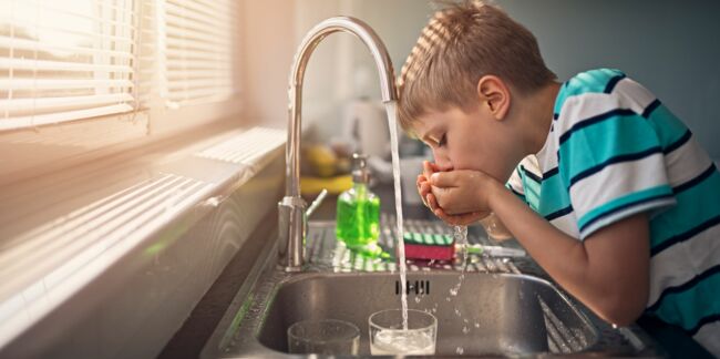 Eau du robinet, eau minérale naturelle ou eau de source, que choisir ?