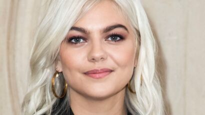 Sur scène, Louane capte toute la lumière avec son look beauté scintillant  et son pull à plumes de paon en strass