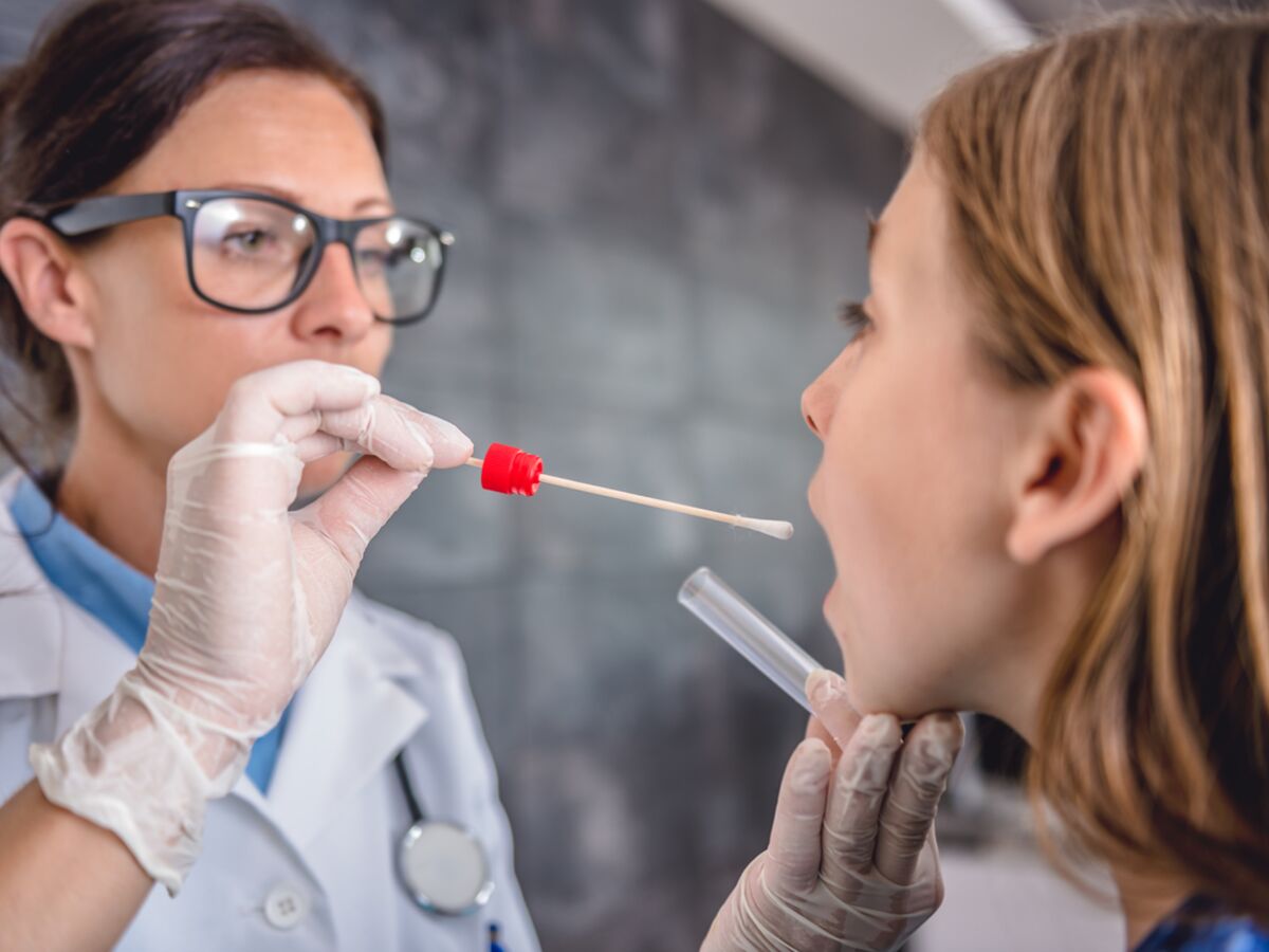 Tests salivaires à l’école : les enseignants vont-ils vraiment devoir les réaliser eux-mêmes ?