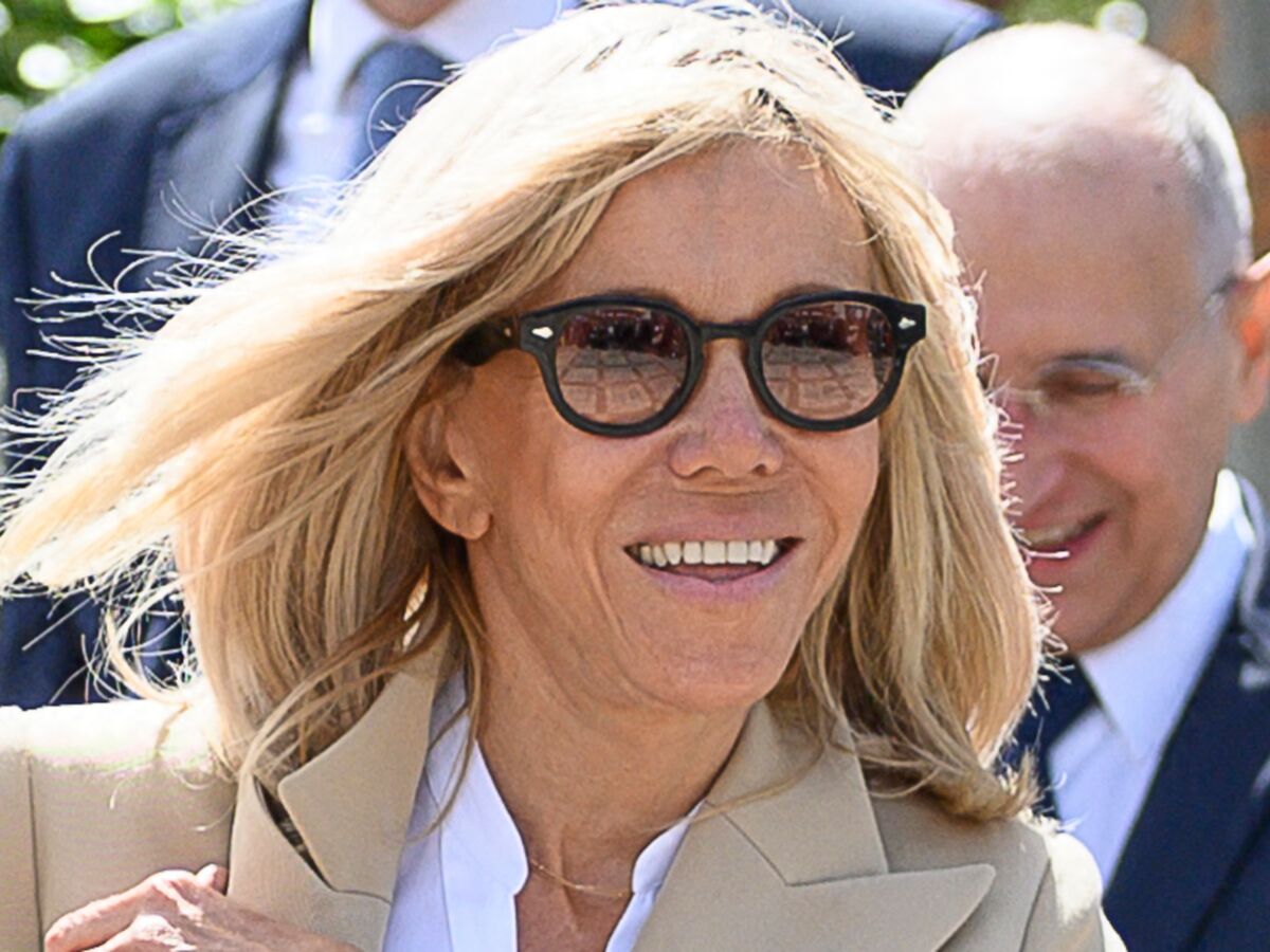 brigitte macron en jean moulant et veste tres originale pour un retour mode fracassant vous aimez femme actuelle le mag livre de couleurs pantone eau