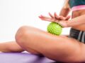 Circulation sanguine, tensions musculaires : 5 exos ultra-efficaces à faire avec une balle de massage