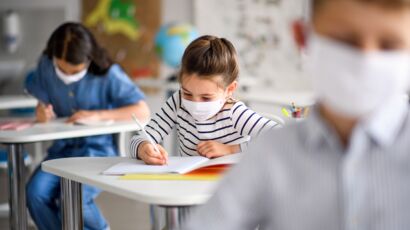 Fille étudiante Avec Masque Médical Fréquentant L'école