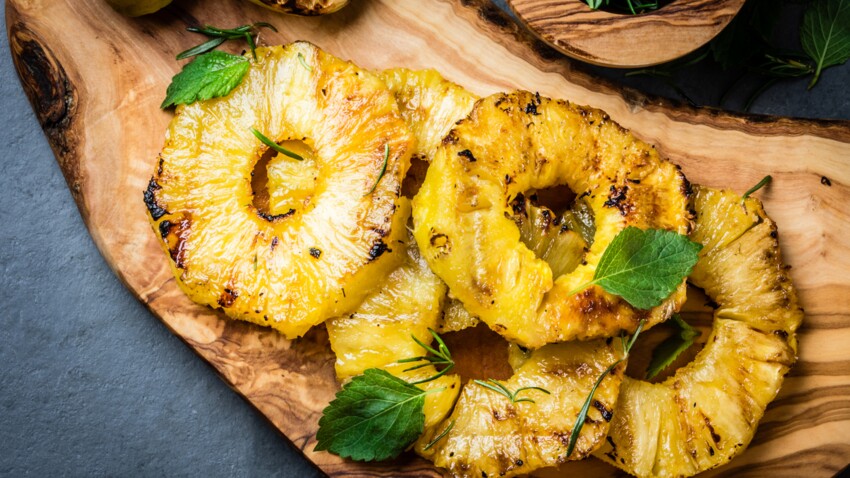 Tous En Cuisine La Recette De L Ananas Roti A La Vanille Coco De Cyril Lignac Femme Actuelle Le Mag