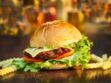 "Tous en cuisine" : la recette de burger, oignons confits et sauce tartare de Cyril Lignac
