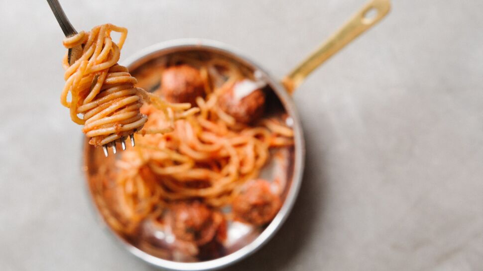 "Tous en cuisine" : la recette des spaghettis aux saucisses et à la sauce tomate de Cyril Lignac
