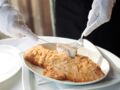 “Tous en cuisine” : la recette du poisson en croûte de sel et vierge de légumes de Cyril Lignac