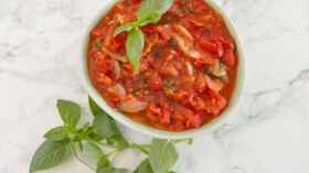 Langue de boeuf assiette micro ondable sauce tomates cuisinees et