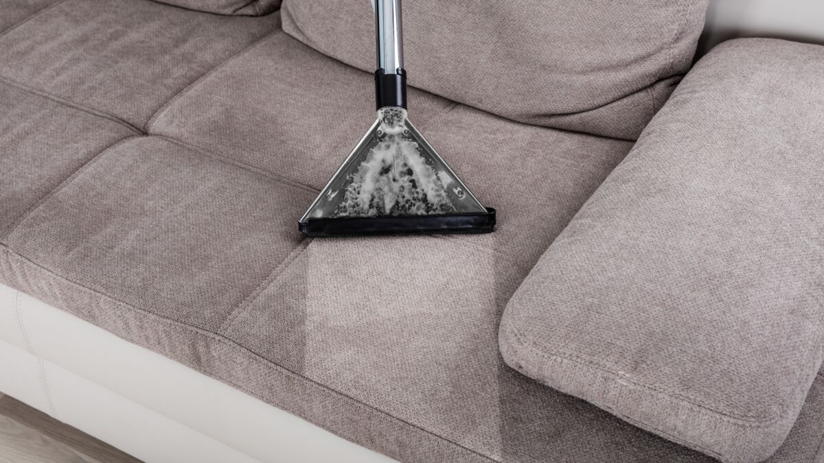 Comment nettoyer un canapé en tissu ? - Côté Maison