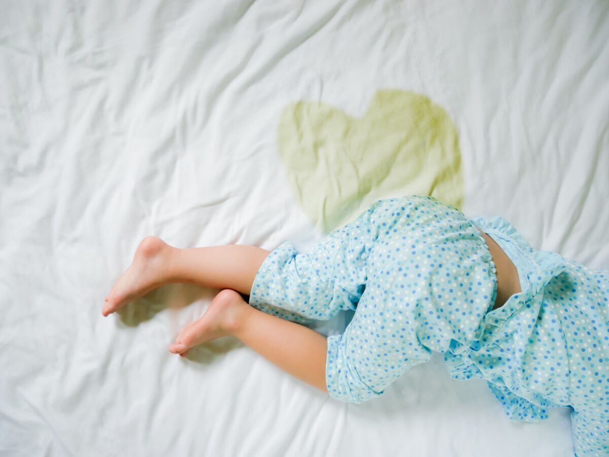 Énurésie secondaire : pourquoi mon enfant se remet à faire pipi au lit ?