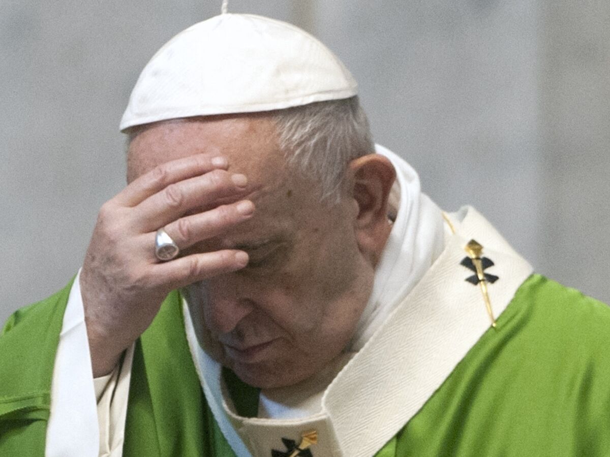 Oh my god ! Le Pape François a "liké" la photo d'un mannequin en porte-jarretelles
