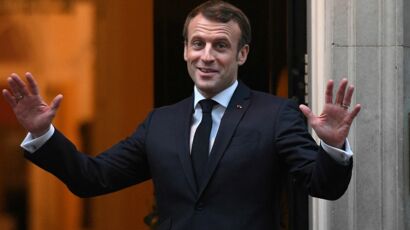 Pourquoi Emmanuel Macron porte t il deux alliances Femme