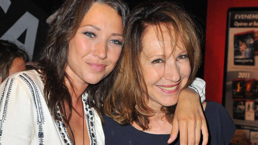 Nathalie Baye Nostalgique Un Rare Cliche De Johnny Et Laura Smet Emeut Les Fans Femme Actuelle Le Mag