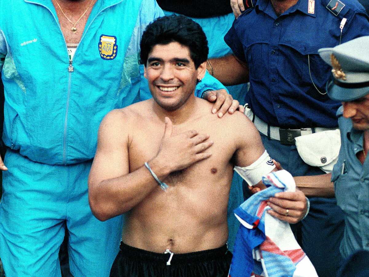 Selfie funèbre avec Maradona: ces photos de fans devant la dépouille de l'ex-star du football