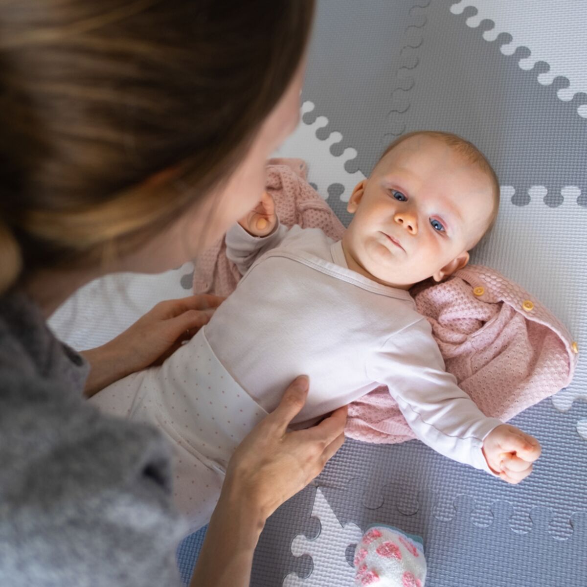 Comment habiller bébé durant ses premières semaines de vie ? : Femme  Actuelle Le MAG
