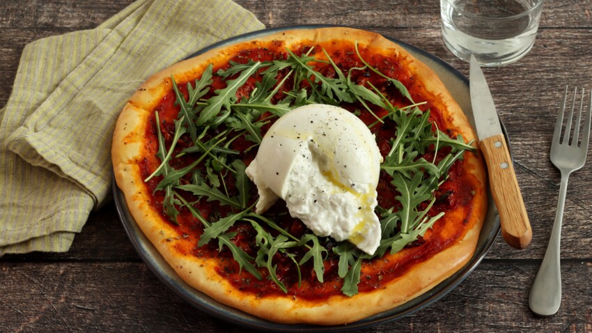 Pizza à La Sauce Tomate Burrata Fraîche Tomates Cerises Confites