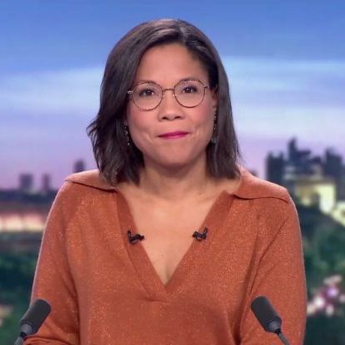 Karine Baste-Régis : sa relation avec Anne-Sophie Lapix, son enfance en  Martinique, le racisme, son fils... elle se confie : Femme Actuelle Le MAG