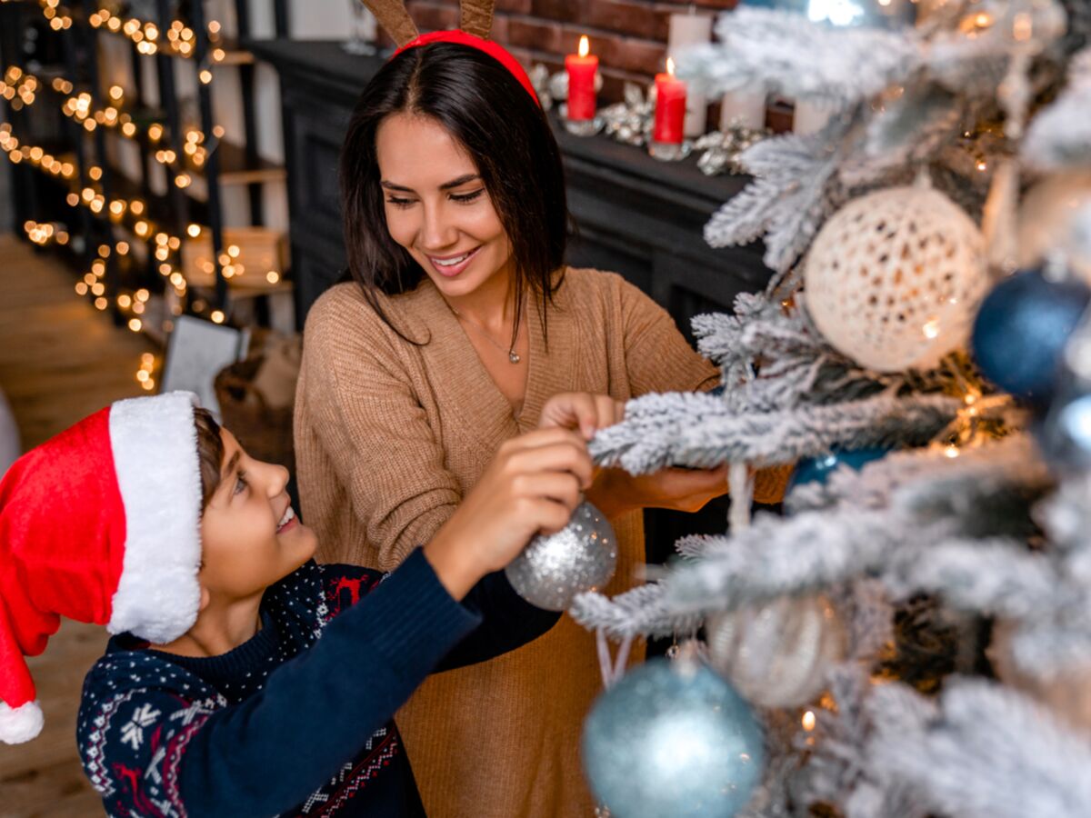 Comment bien mettre une guirlande lumineuse dans son sapin de Noël ?