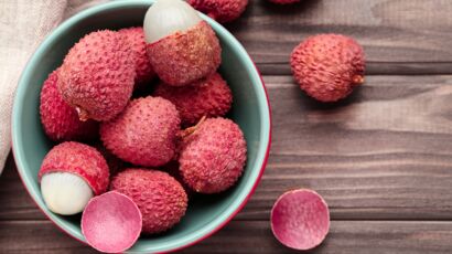 Tous En Cuisine La Recette Du Biscuit Roule Aux Fraises Et Chantilly Legere De Cyril Lignac Femme Actuelle Le Mag
