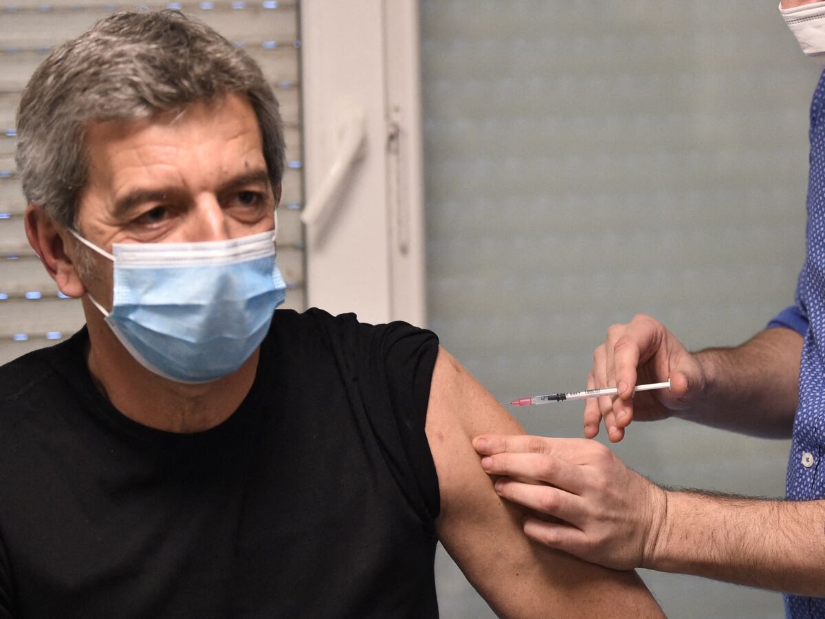 Michel Cymes se fait vacciner en direct pour montrer l’exemple (VIDEO)