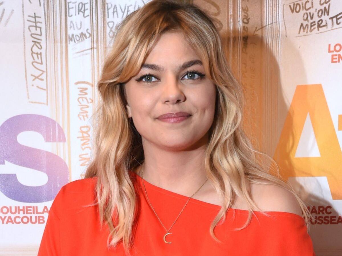 Louane ose un look qui change : serre-tête original et col Claudine du  moment (vous aimez ?) : Femme Actuelle Le MAG