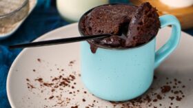 Layer cake aux 3 chocolats et pralines roses : découvrez les recettes de  cuisine de Femme Actuelle Le MAG