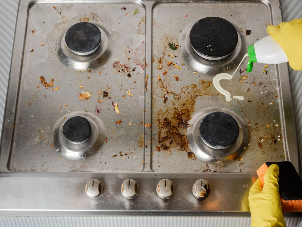 Nettoyer une plaque de cuisson cramée, c'est possible grâce à des prod