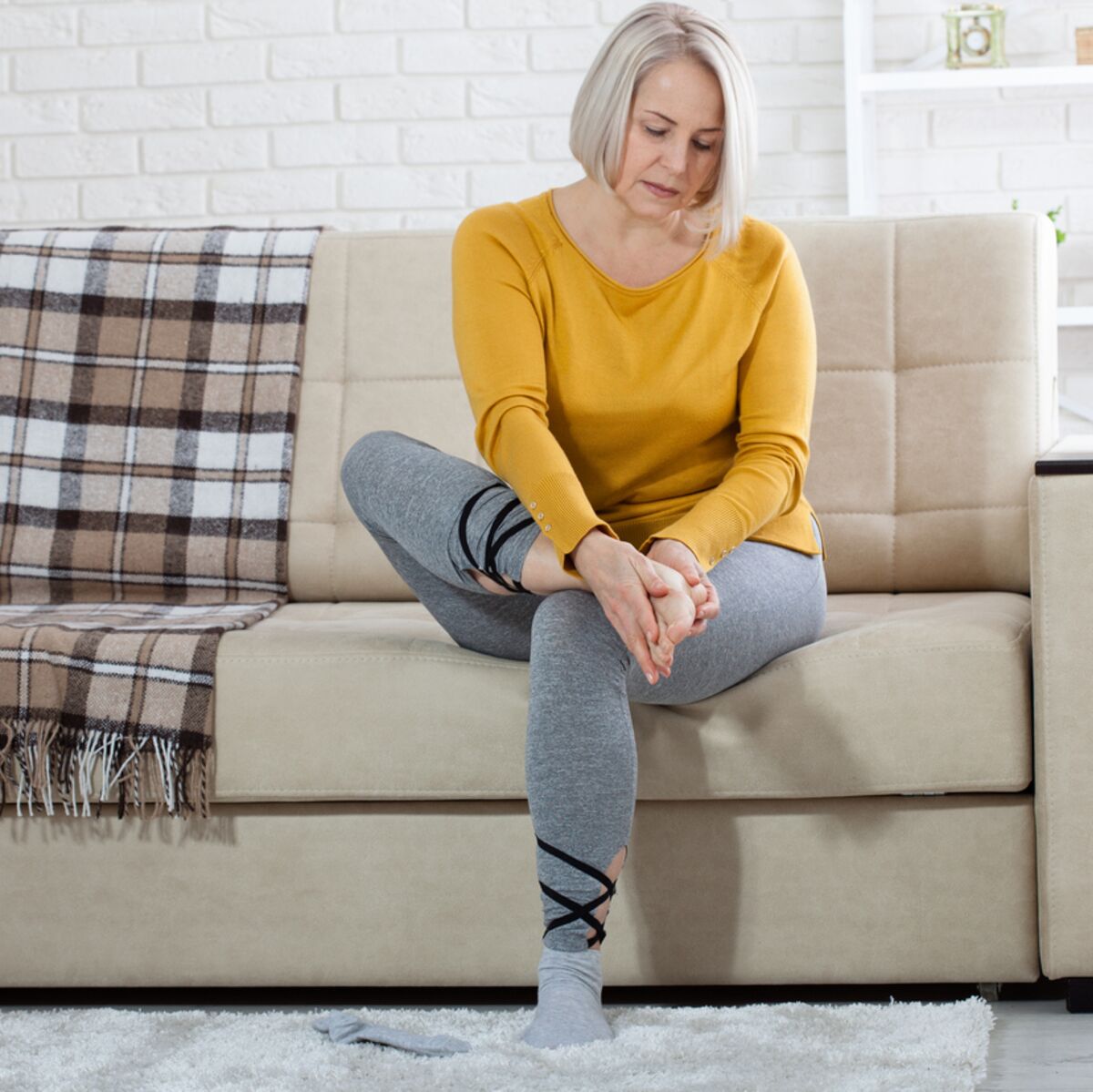 Remede De Grand Mere Pour Epine Calcaneenne Mal aux pieds : 9 astuces et remèdes de grand-mère pour les soulager :  Femme Actuelle Le MAG