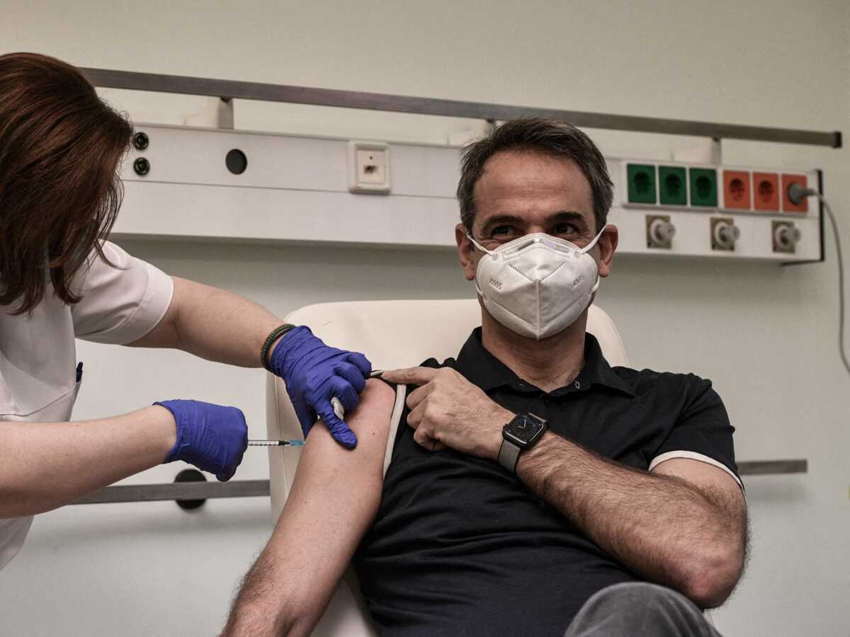 Chemise ouverte et torse musclé : la vaccination du Premier ministre grec fait le buzz sur les réseaux sociaux