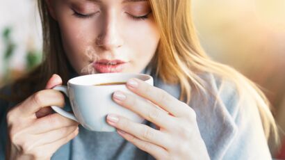Pourquoi faut-il éviter de boire son thé à jeun ?