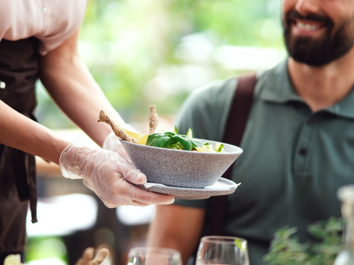 Ouverture d'un restaurant sous couvre-feu: le propriétaire en garde à vue, la Toile se soulève