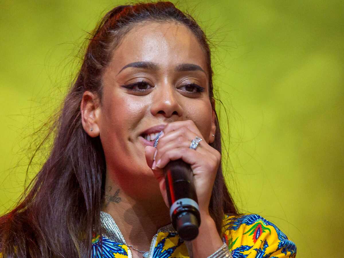 Amel Bent irrésistible : décolleté qui fait des ravages et robe ultra-fendue (oh la la !)