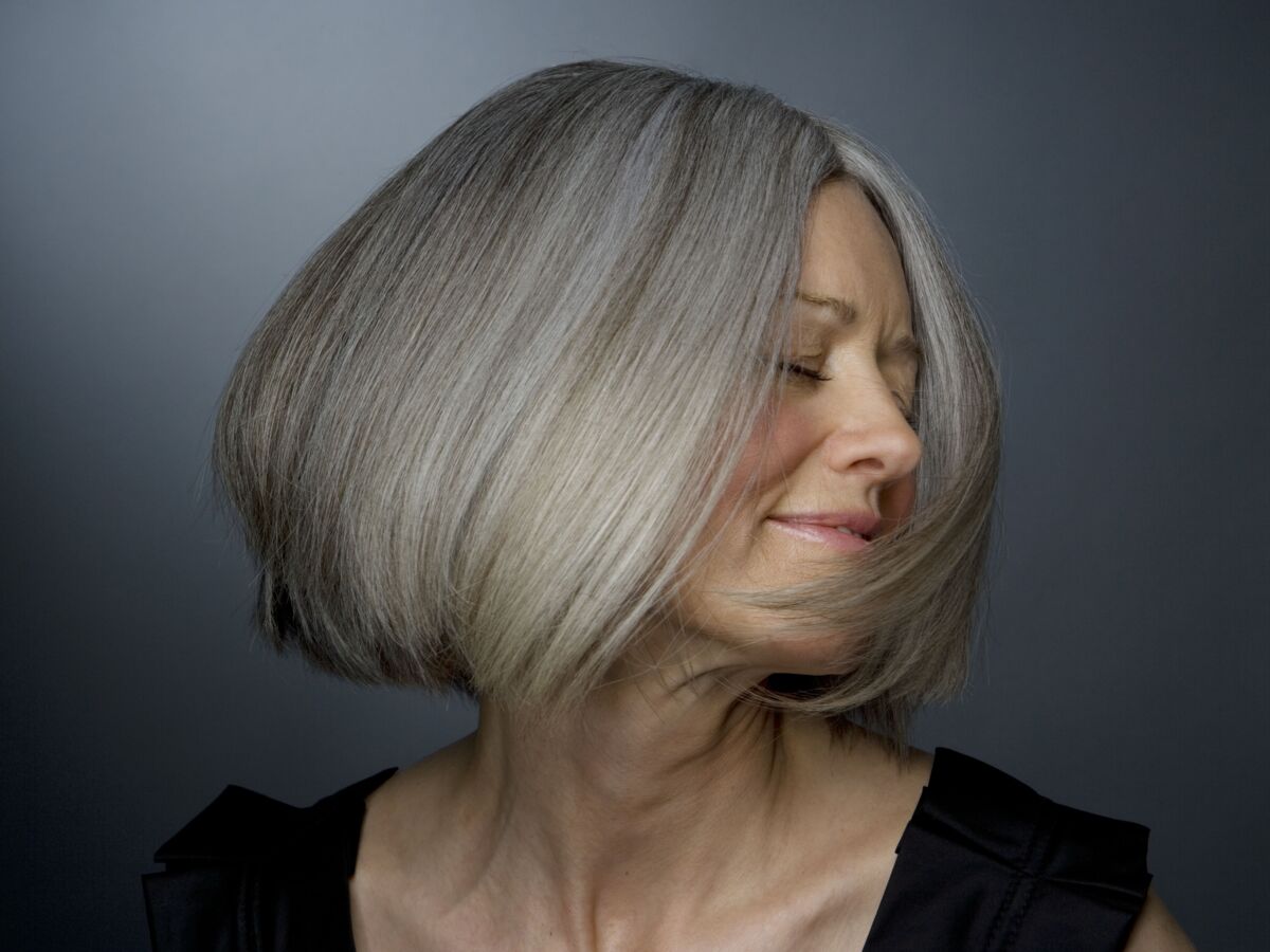 4 astuces pour apporter de la brillance à ses cheveux gris