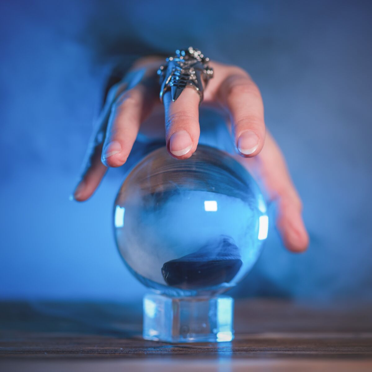 Boule de cristal : divination, croyances et précautions : Femme Actuelle Le  MAG