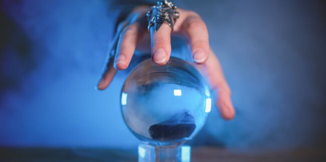 Boule de cristal : divination, croyances et précautions