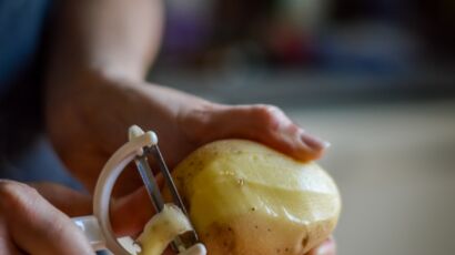 Cette astuce géniale pour éplucher une pomme de terre en 5 secondes, testée  et approuvée par Marmiton !