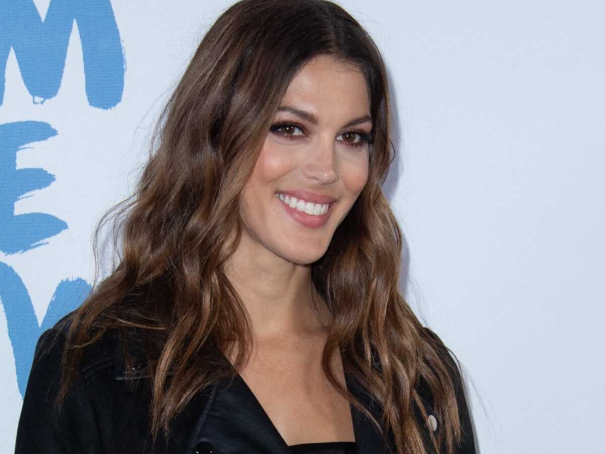 Iris Mittenaere topless : canon et sexy juste vêtue d’un jean (wow !)