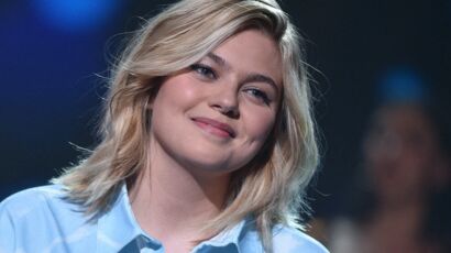 Louane : à tomber à la renverse en mini-robe noire, elle dévoile son  irrésistible jeu de jambes - Grazia